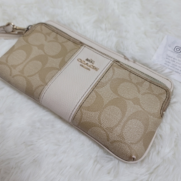 Coach Handbags - 🤍HOST PICK-Coach Wallet/Wristlet 🤍